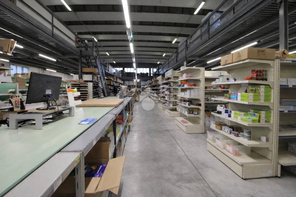 locale commerciale in vendita a Calcinaia in zona Fornacette