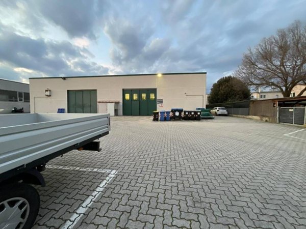 locale commerciale in vendita a Calcinaia in zona Fornacette