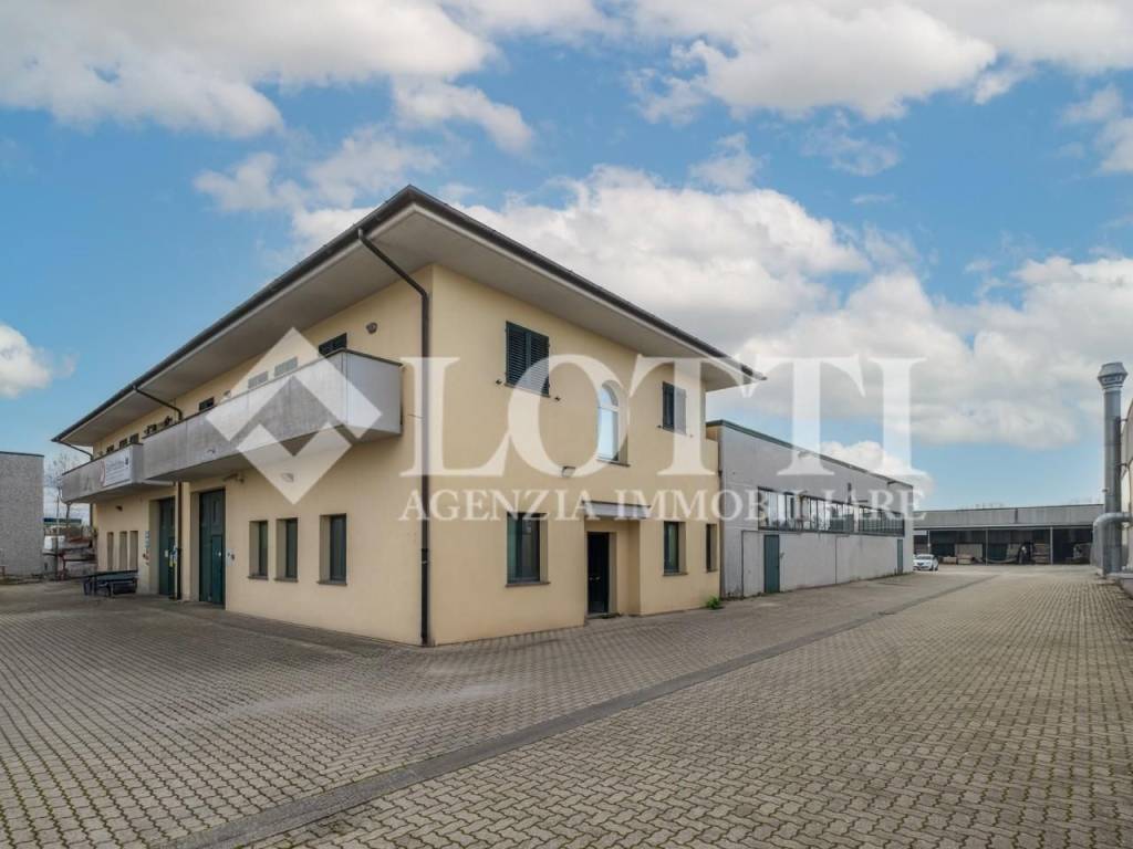 locale commerciale in vendita a Calcinaia in zona Fornacette