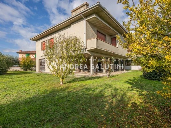 casa indipendente in vendita a Calcinaia