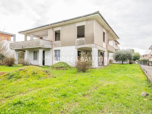 casa indipendente in vendita a Calcinaia