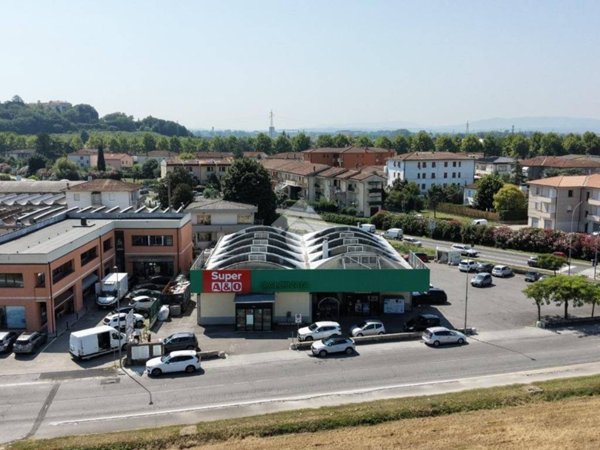 locale commerciale in vendita a Calcinaia in zona Sardina