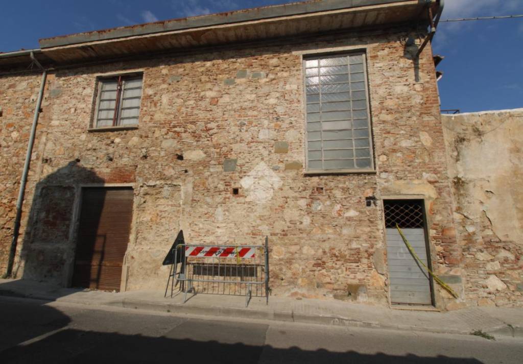 casa indipendente in vendita a Cascina in zona Navacchio