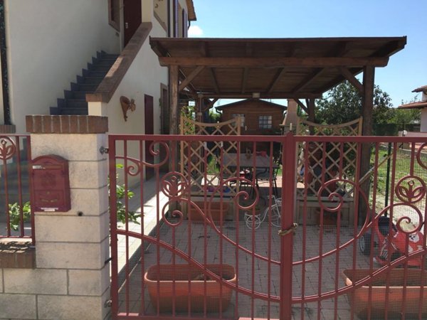 casa indipendente in vendita a Cascina in zona Latignano