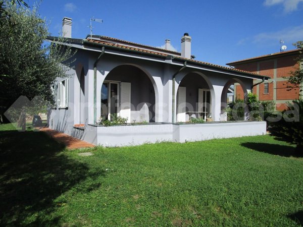 casa indipendente in vendita a Cascina in zona San Lorenzo a Pagnatico