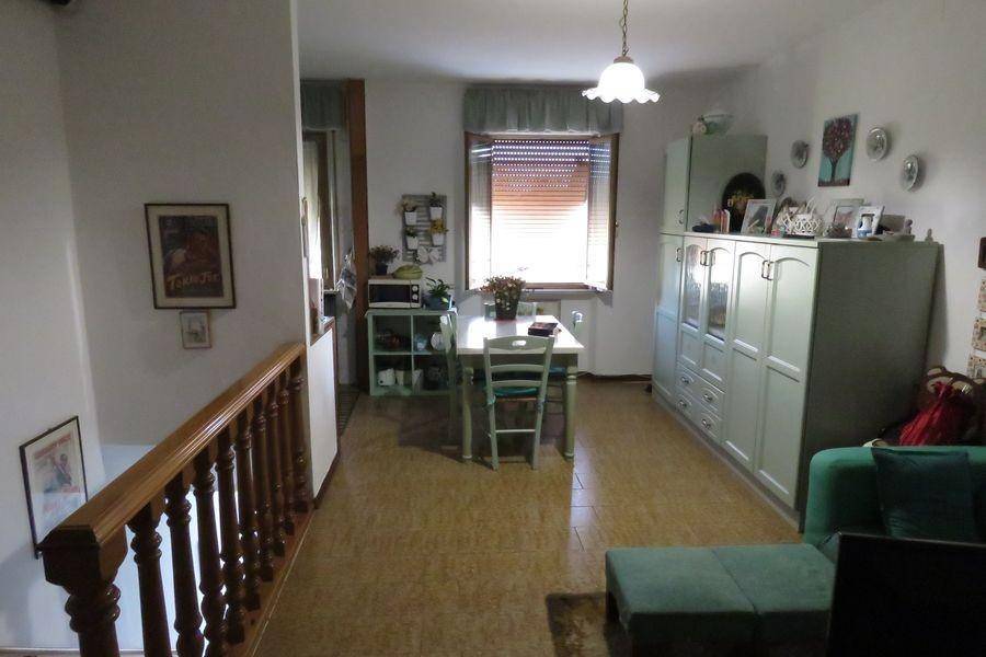 casa indipendente in vendita a Cascina in zona Latignano