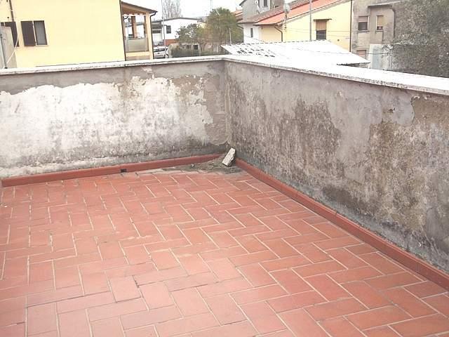 appartamento in vendita a Cascina in zona Latignano