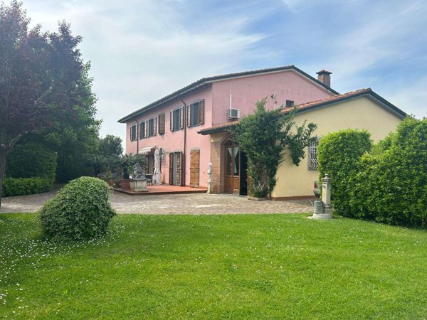 casale in vendita a Cascina in zona Latignano