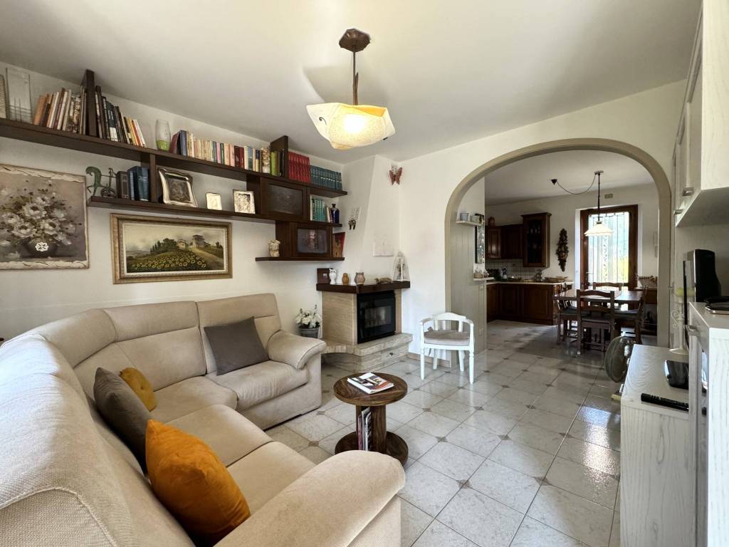 casa indipendente in vendita a Cascina in zona Latignano
