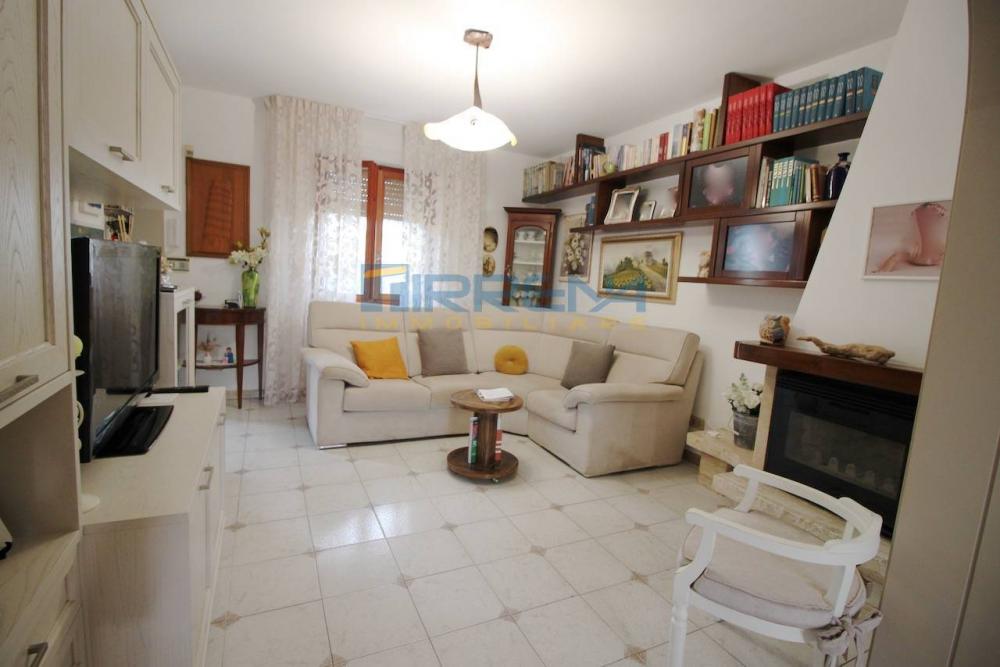 casa indipendente in vendita a Cascina in zona Latignano