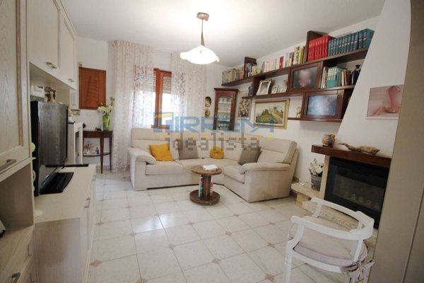 casale in vendita a Cascina in zona Latignano