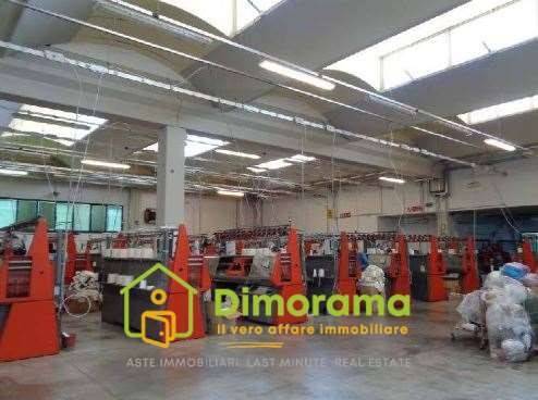 locale commerciale in vendita a Cascina in zona Navacchio