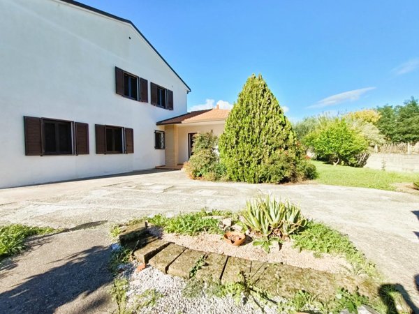 casa indipendente in vendita a Cascina in zona Visignano