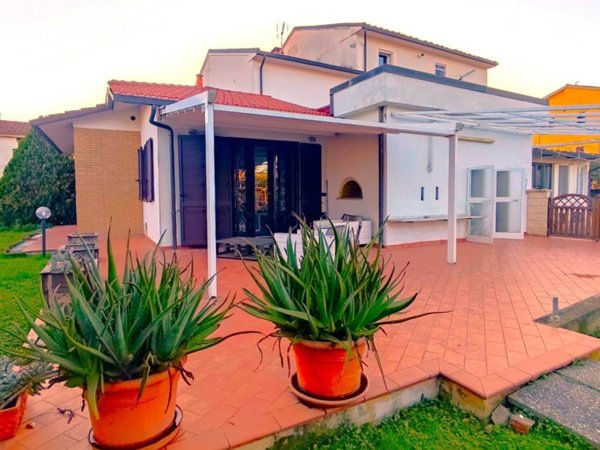 casa indipendente in vendita a Cascina in zona Visignano