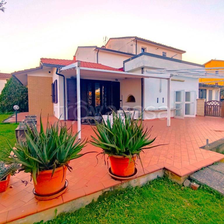 casa indipendente in vendita a Cascina in zona Navacchio