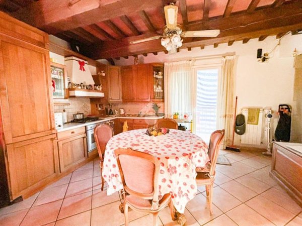 casa indipendente in vendita a Cascina in zona Marciana
