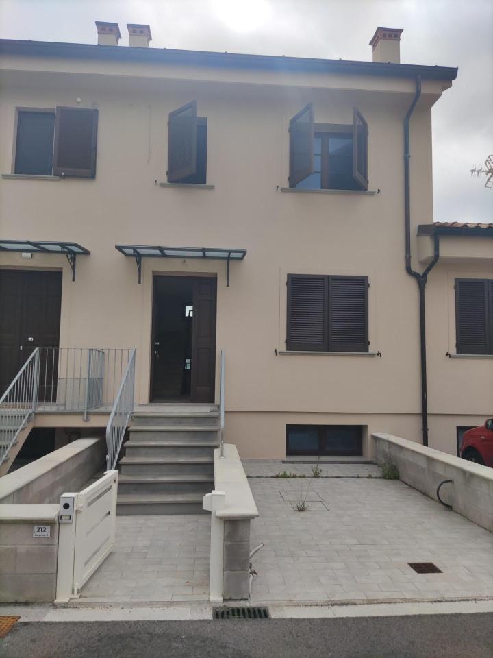 casa indipendente in vendita a Cascina in zona Casciavola