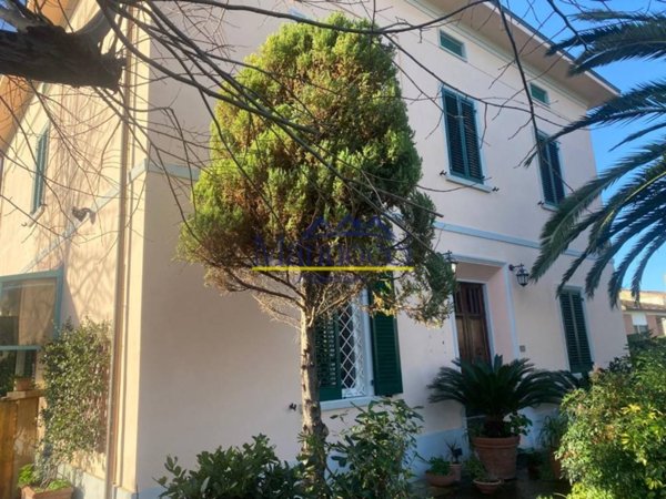 casa indipendente in vendita a Cascina in zona Navacchio