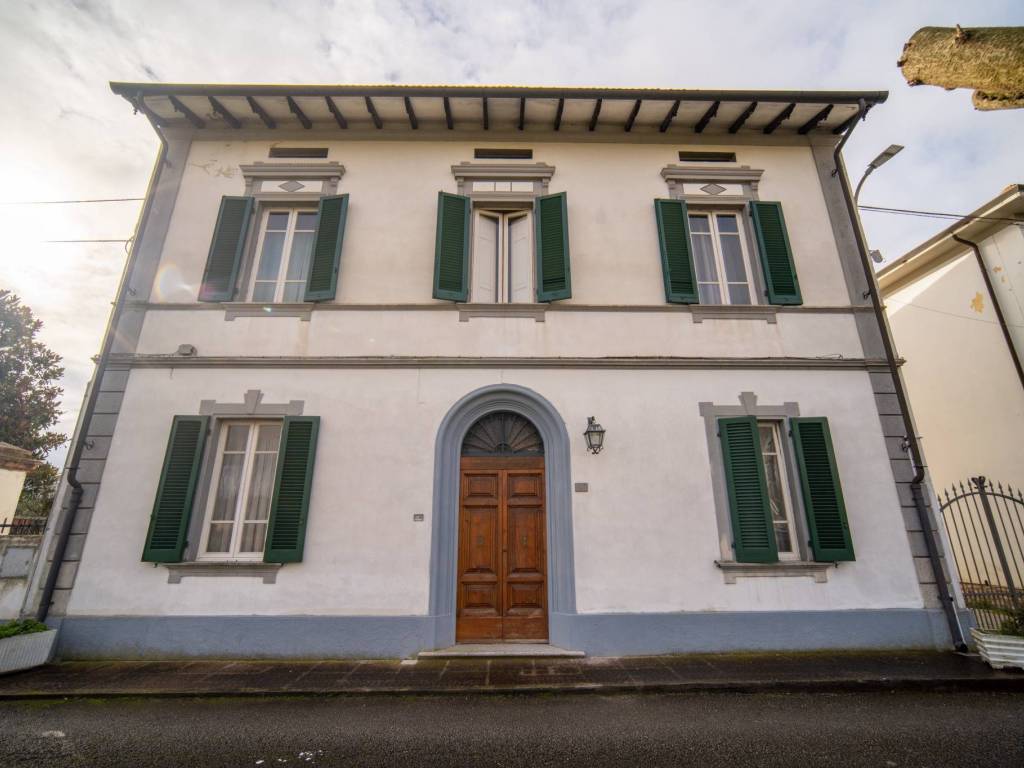 casa indipendente in vendita a Cascina in zona Titignano