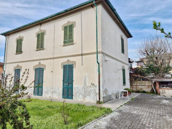 casa indipendente in vendita a Cascina in zona Visignano