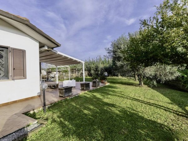 casa indipendente in vendita a Cascina in zona Visignano