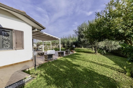 casa indipendente in vendita a Cascina in zona Visignano