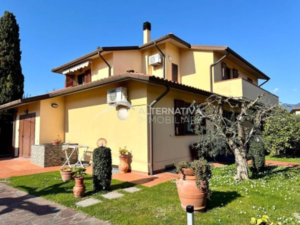 casa indipendente in vendita a Cascina in zona Navacchio