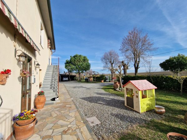 casa indipendente in vendita a Cascina in zona Latignano