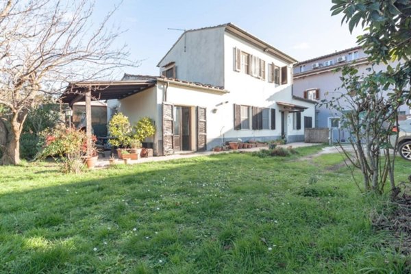 casa indipendente in vendita a Cascina in zona Navacchio