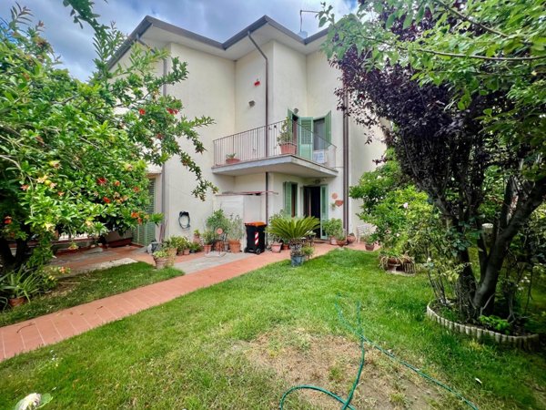 casa indipendente in vendita a Cascina in zona Titignano