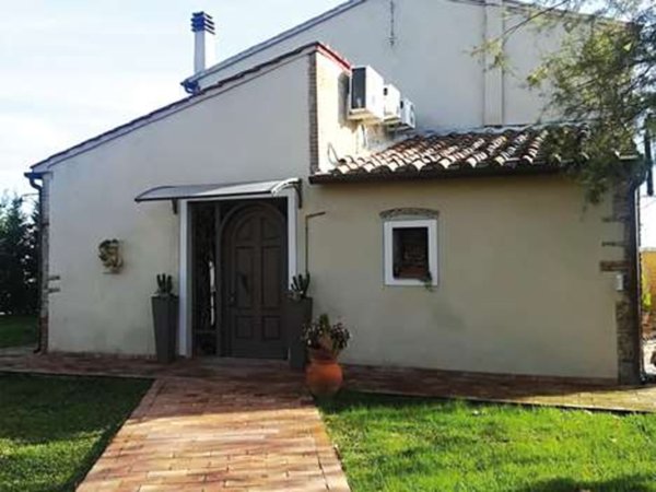 casa indipendente in vendita a Cascina in zona Latignano