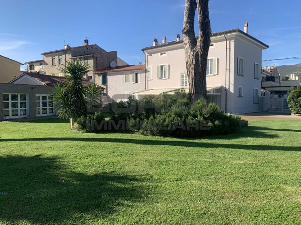 casa indipendente in vendita a Cascina in zona Marciana