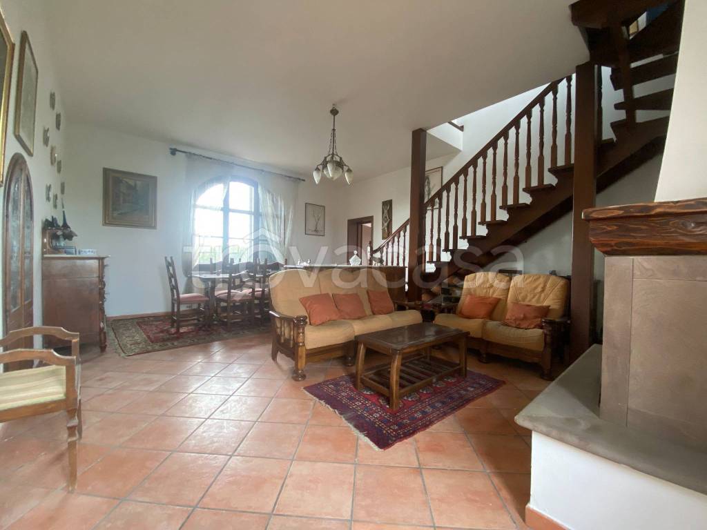casa indipendente in vendita a Cascina in zona Latignano