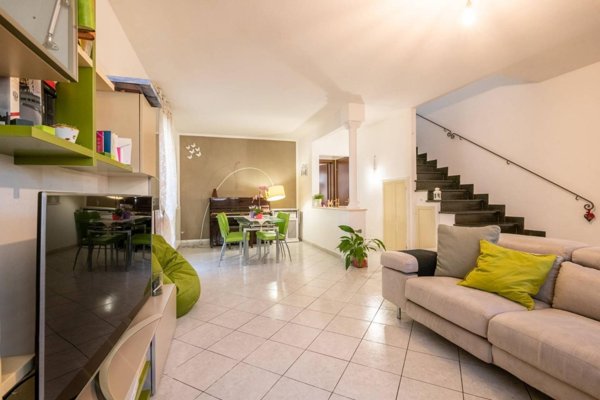 casa indipendente in vendita a Cascina