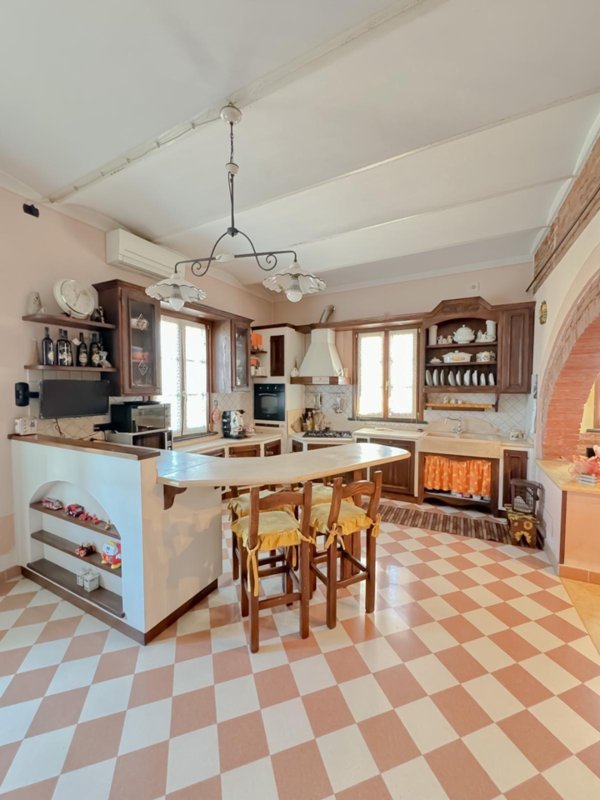 locale di sgombero in vendita a Cascina in zona Latignano