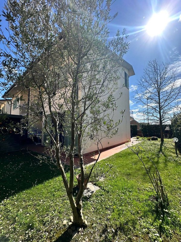 casa indipendente in vendita a Cascina in zona Titignano