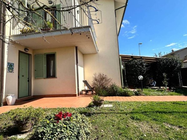 casa indipendente in vendita a Cascina in zona Titignano