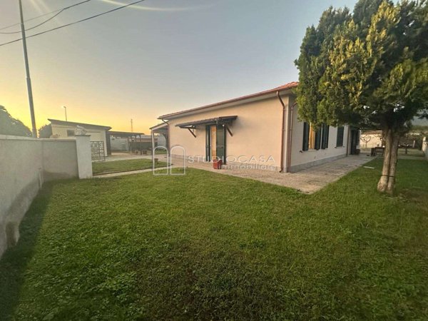 casa indipendente in vendita a Cascina in zona Ripoli