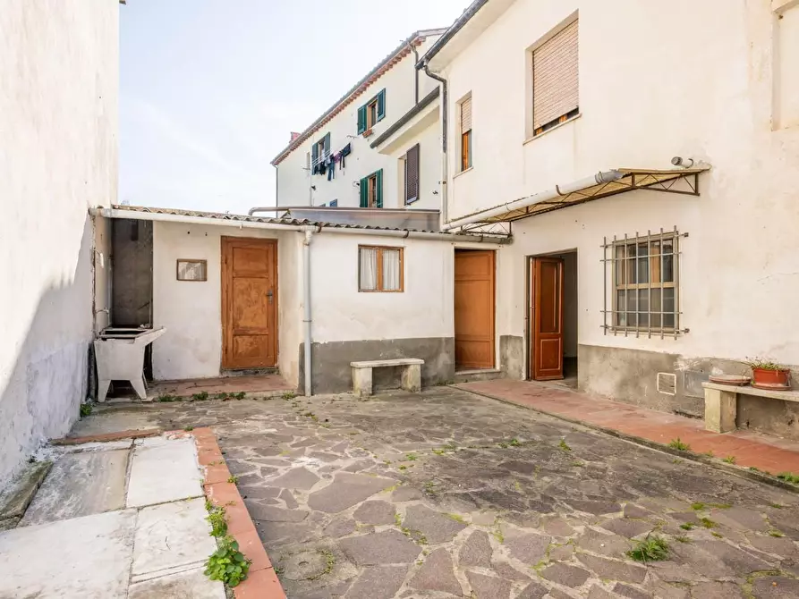 casale in vendita a Cascina in zona Laiano