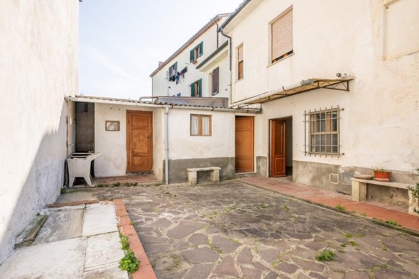 casale in vendita a Cascina in zona Laiano
