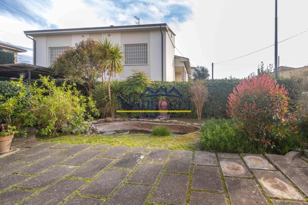 casa indipendente in vendita a Cascina in zona Navacchio