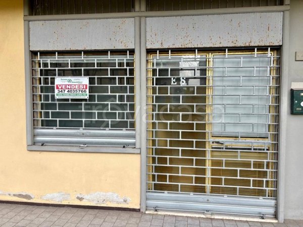 locale commerciale in vendita a Cascina