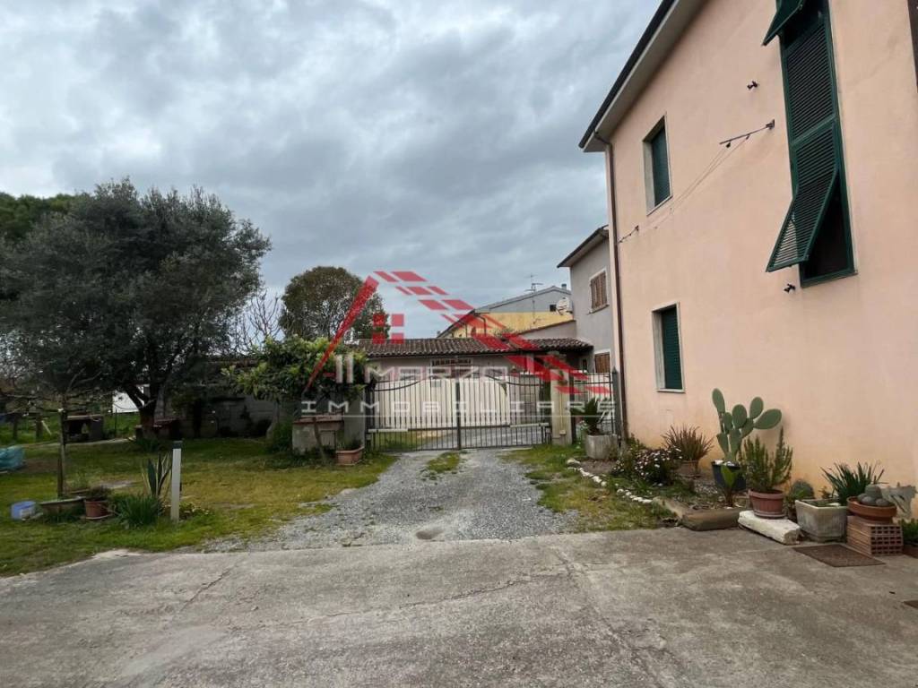 casa indipendente in vendita a Cascina in zona Navacchio