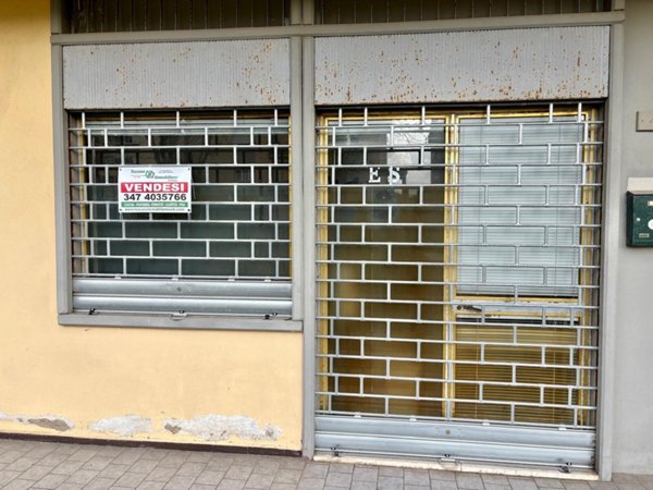 locale di sgombero in vendita a Cascina