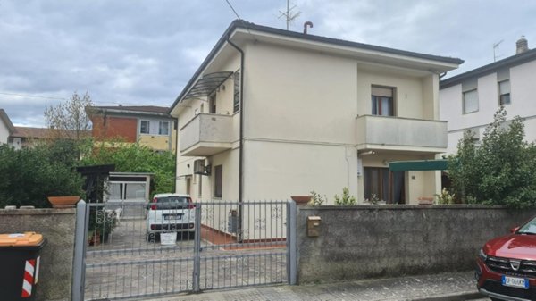 casa indipendente in vendita a Cascina