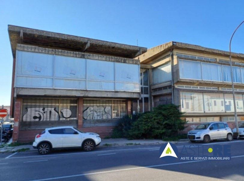 negozio in vendita a Cascina