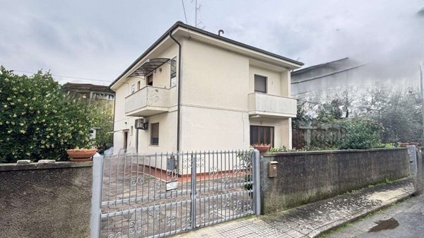 casa indipendente in vendita a Cascina