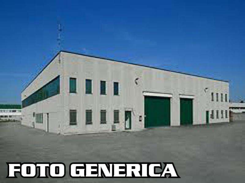 locale commerciale in vendita a Cascina