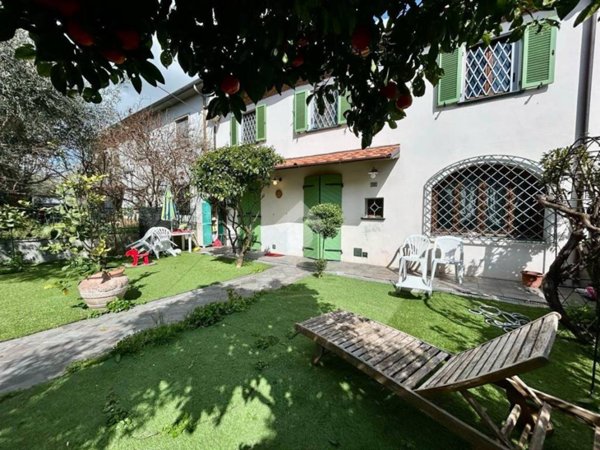 casa indipendente in vendita a Cascina in zona Laiano