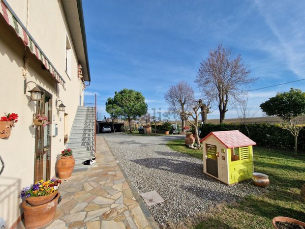 casa indipendente in vendita a Cascina in zona Latignano